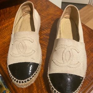 Chanel espadrilles size 39 is size 8.5
